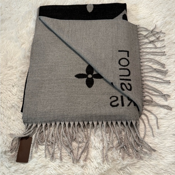 Louis Vuitton Cashmere Scarf/Shawl/Wrap - Picture 8 of 10